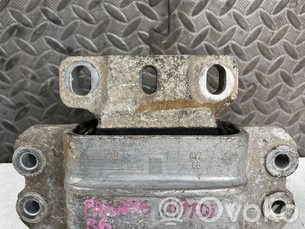 Volkswagen PASSAT B6 Engine mount bracket 