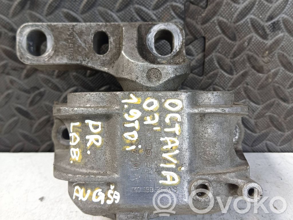 Skoda Octavia Mk2 (1Z) Engine mount bracket 