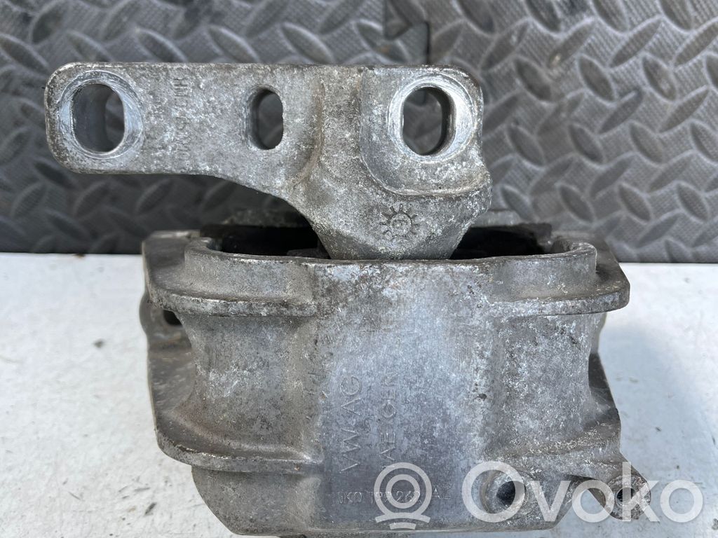 Volkswagen Golf V Engine mount bracket 