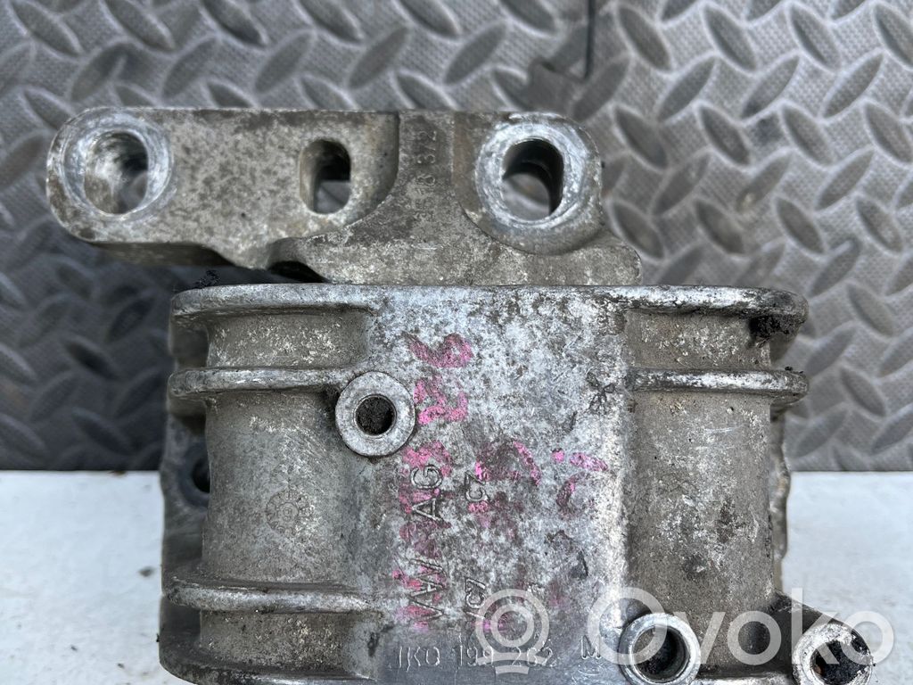 Volkswagen PASSAT B6 Engine mount bracket 