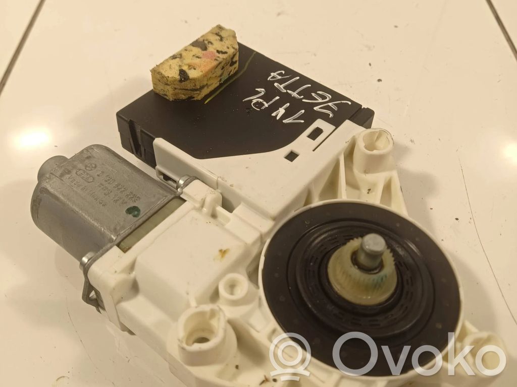 Volkswagen Jetta VI Silnik regulatora szyby drzwi przednich 