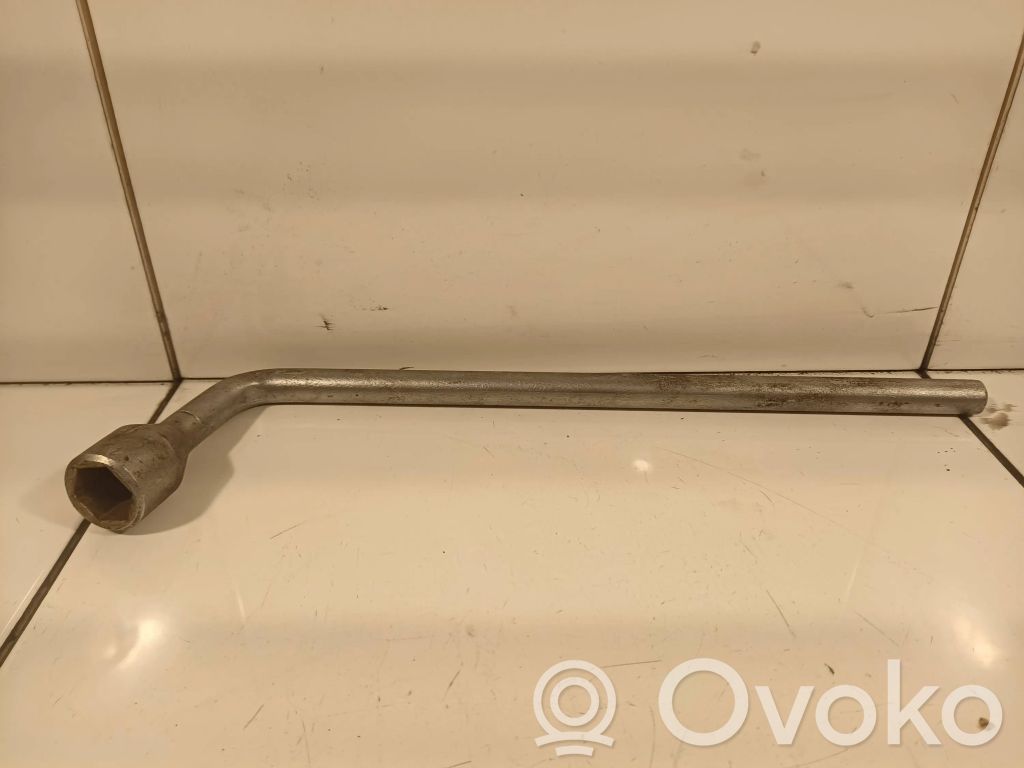 Mercedes-Benz E W211 Wheel nut wrench 