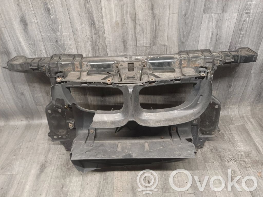 BMW 1 E81 E87 Radiatorių panelė 