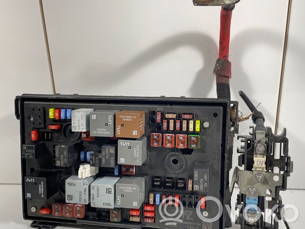 Opel Astra J Fuse module 