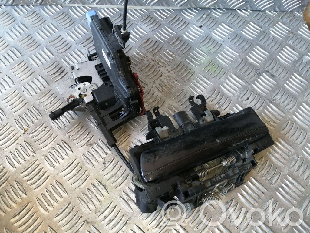 Front door lock   4E1837015