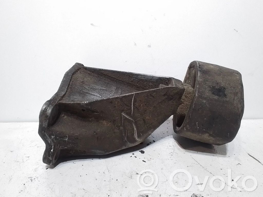 Volkswagen PASSAT B5 Engine mounting bracket 