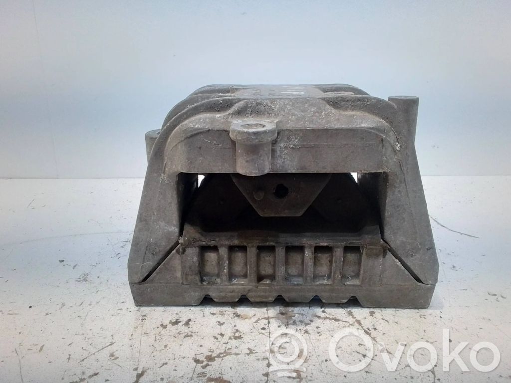 Volkswagen PASSAT B6 Engine mount bracket 