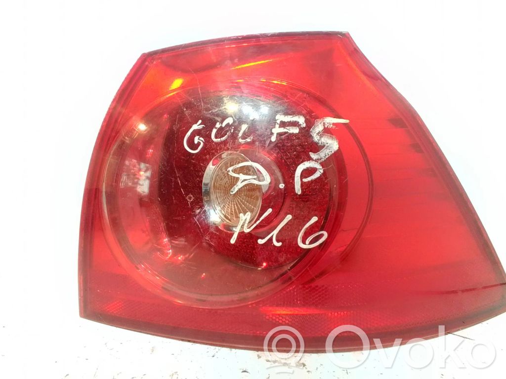 Volkswagen Golf V Aizmugurējais lukturis pārsegā 