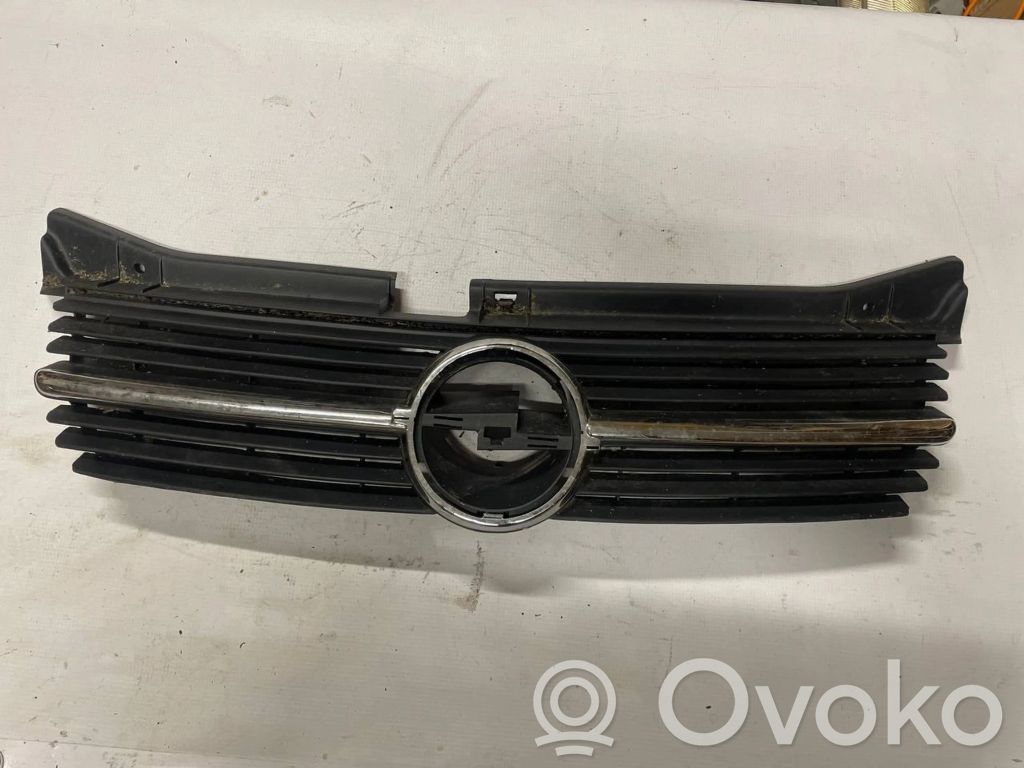 Opel Omega B1 Etusäleikkö 