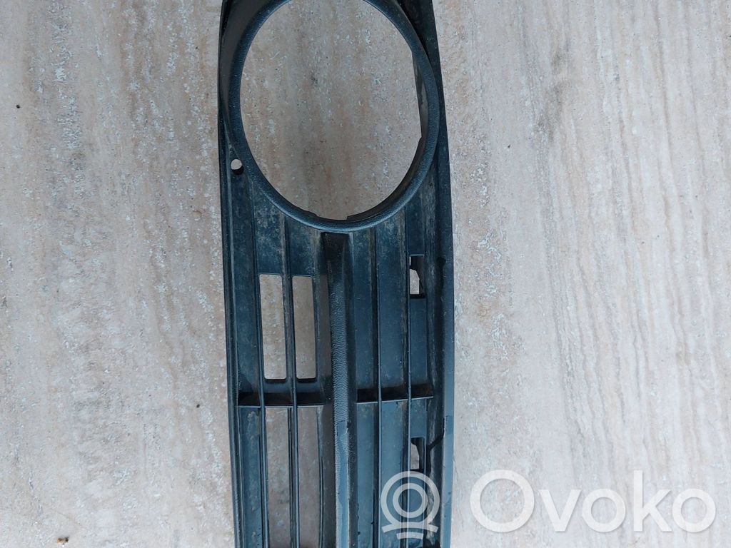 Volkswagen Touran I Grotelės apatinės (trijų dalių) 