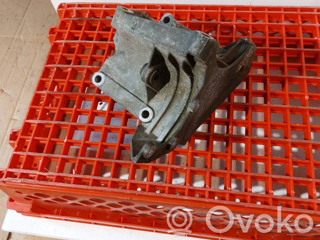 Audi A8 S8 D3 4E Engine mounting bracket 