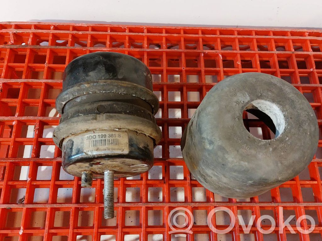 Engine mount bracket   3D0199381S