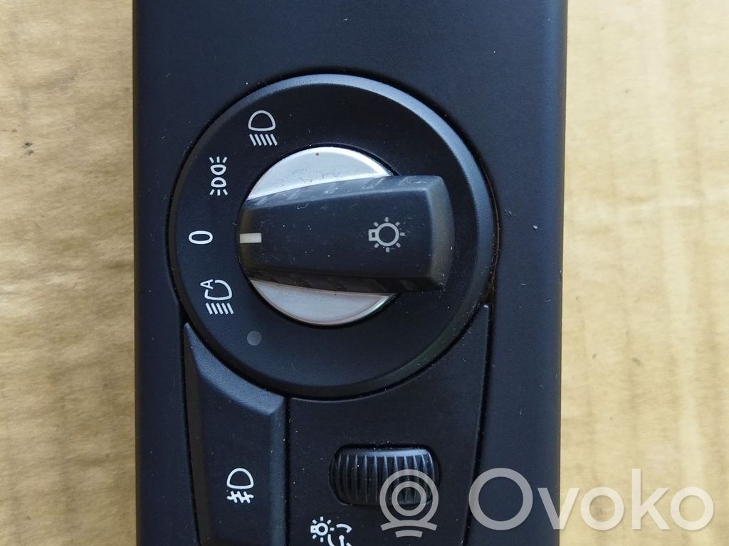 Light switch   6988553