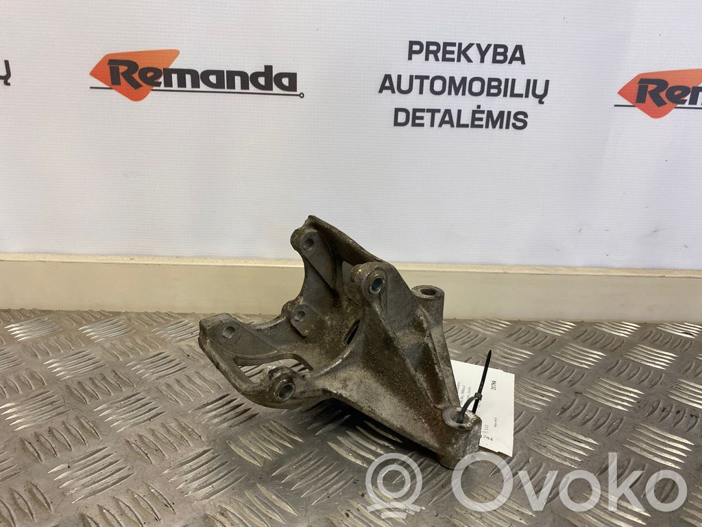 Engine mounting bracket   QVU100510
