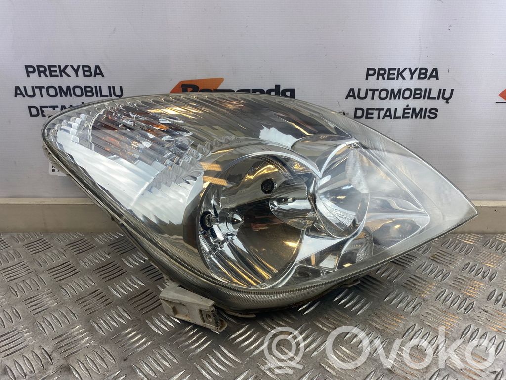 Toyota Corolla Verso E121 Priekinis žibintas 
