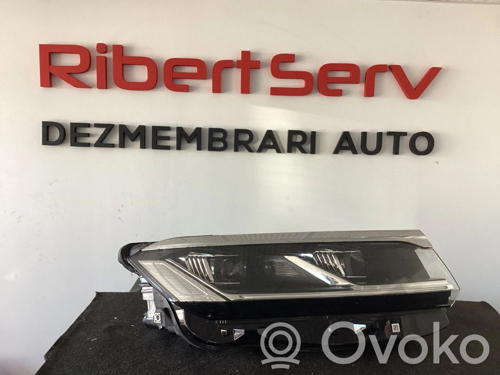 Volkswagen Touareg III Lampa przednia 