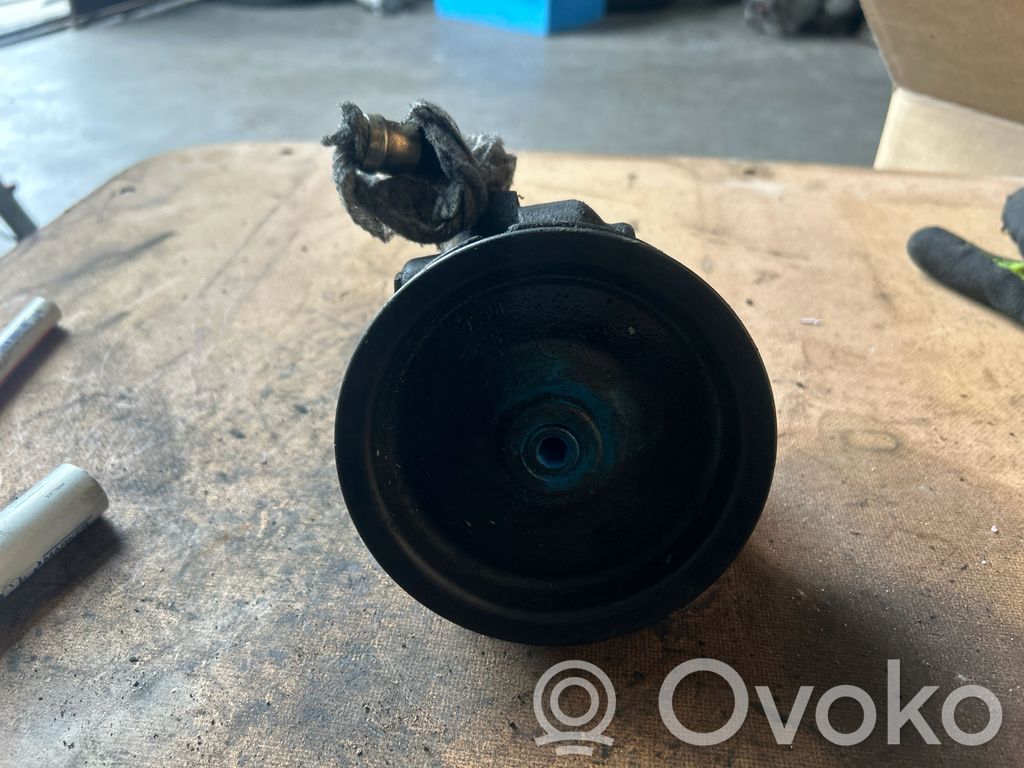 Ohjaustehostimen pumppu   YC1E3A733AB