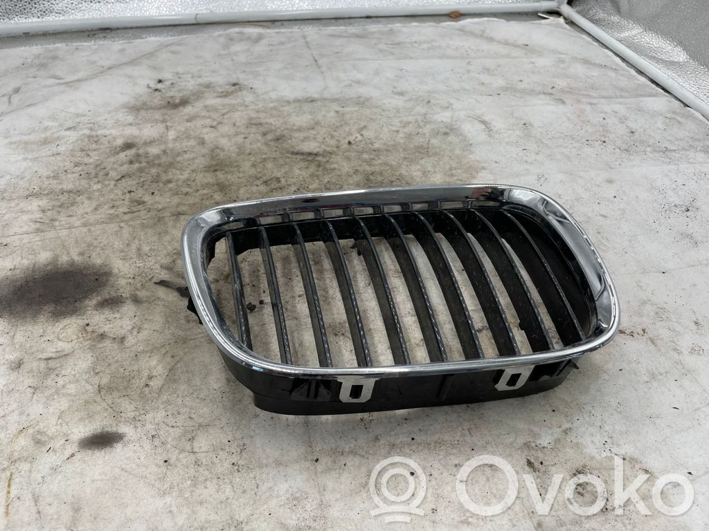 BMW 5 E39 Grotelės viršutinės 
