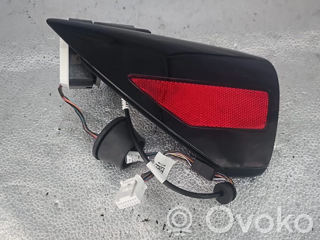 Tesla Model Y Sähköauton latauspistorasian kansi 