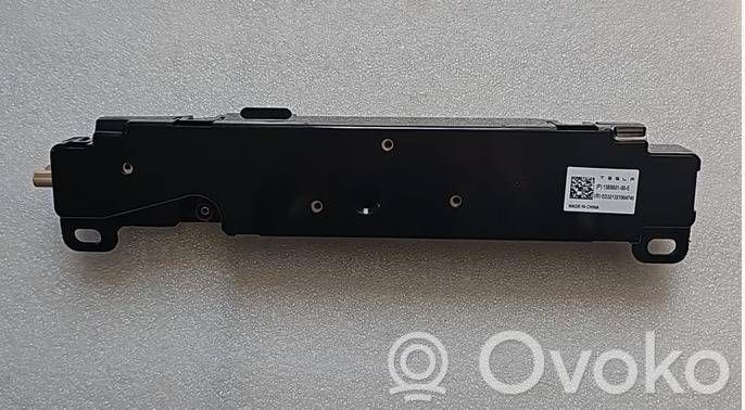 Tesla Model Y Pystyantennivahvistin 