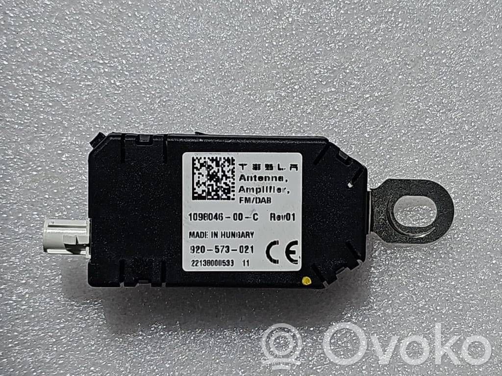 Tesla Model Y Pystyantennivahvistin 