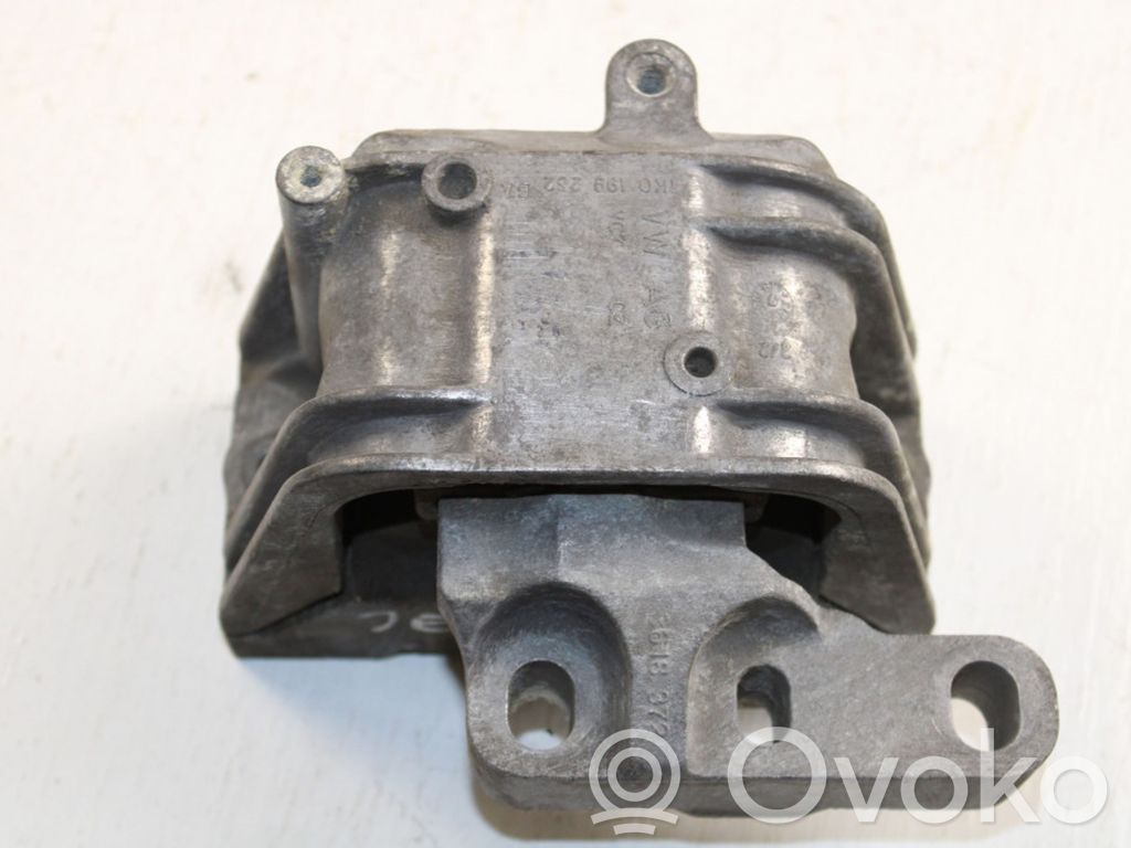 Volkswagen Jetta V Engine mount bracket 