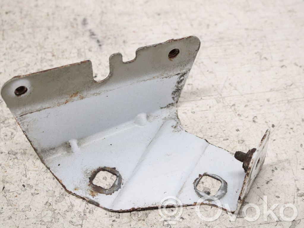 Opel Vivaro Halterung Kotflügel 