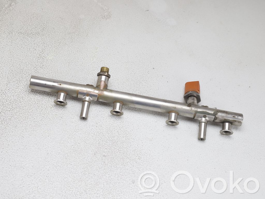 Audi A4 S4 B8 8K Listwa wtryskowa 