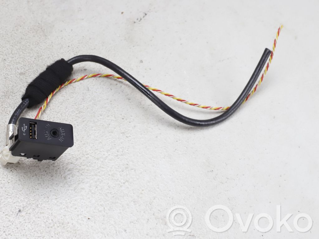 BMW X3 F25 Enchufe conector entrada auxiliar 
