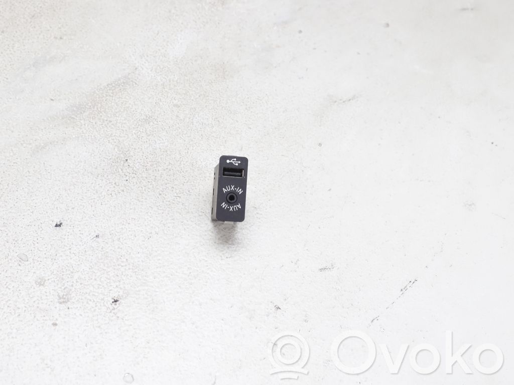 BMW X4 F26 Enchufe conector entrada auxiliar 
