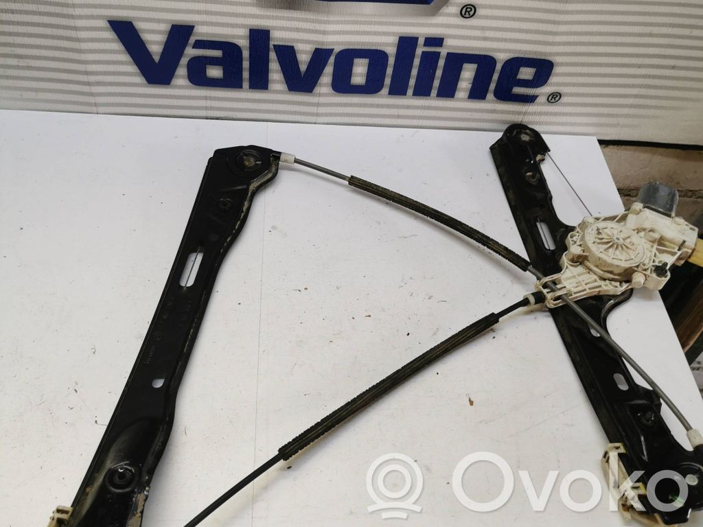 BMW 1 E81 E87 Regulador con motor de la ventanilla de la puerta corredera 