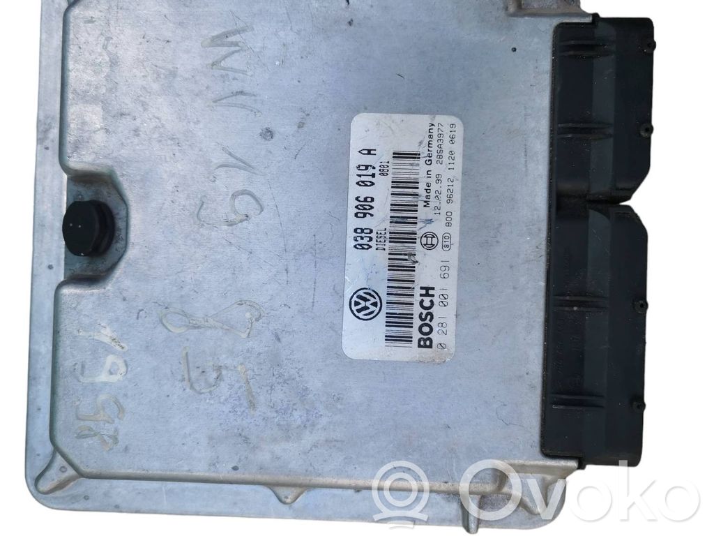 Volkswagen PASSAT B5 Engine control unit/module 