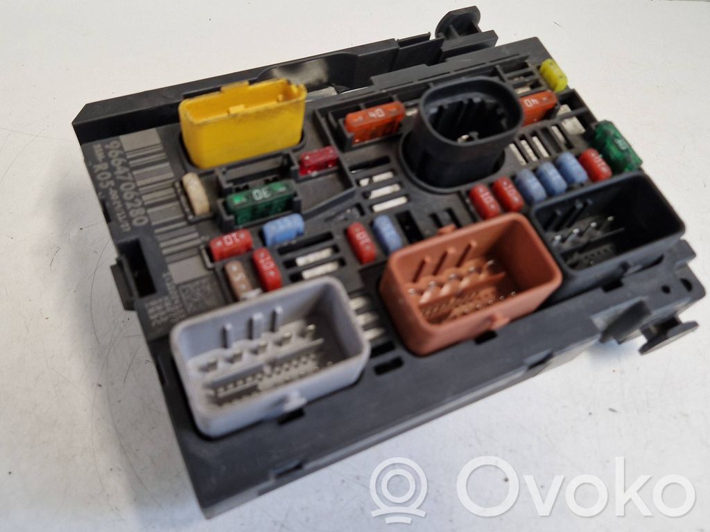 Peugeot 308 Fuse module 