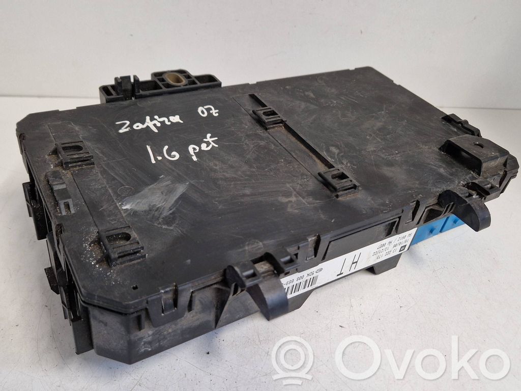 Opel Zafira B Fuse module 