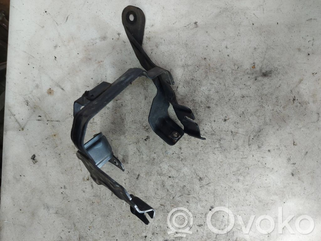 Ford Galaxy Ohjaustehostimen pumpun kannake 