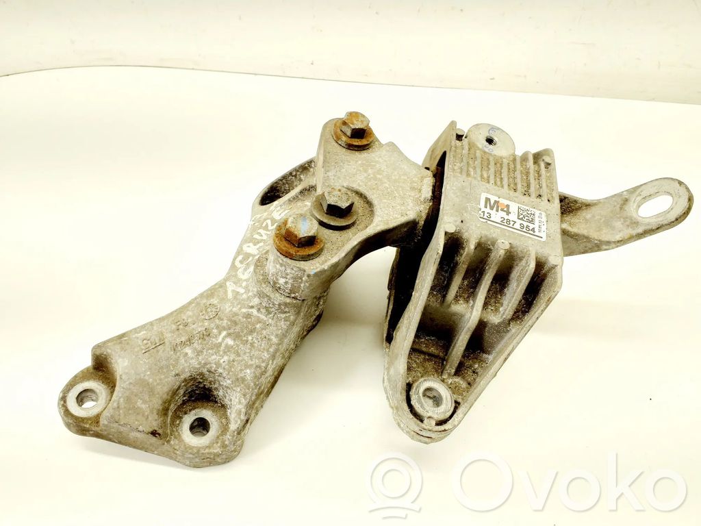 Chevrolet Cruze Engine mount bracket 