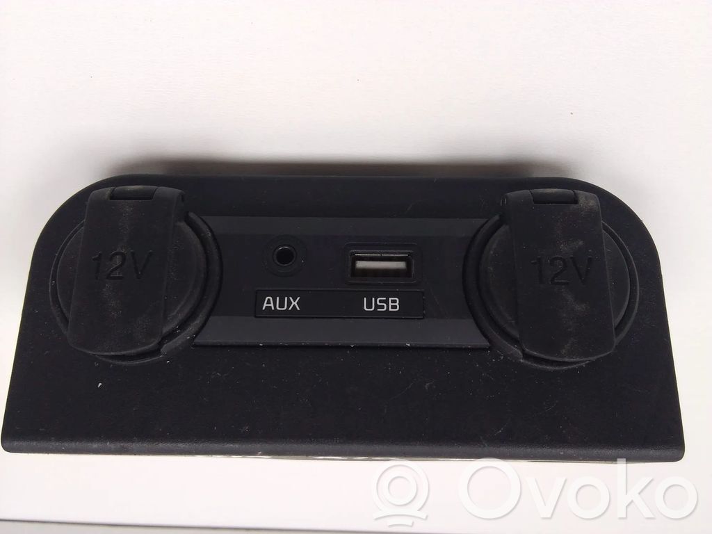 KIA Rio AUX-pistokeliitin 