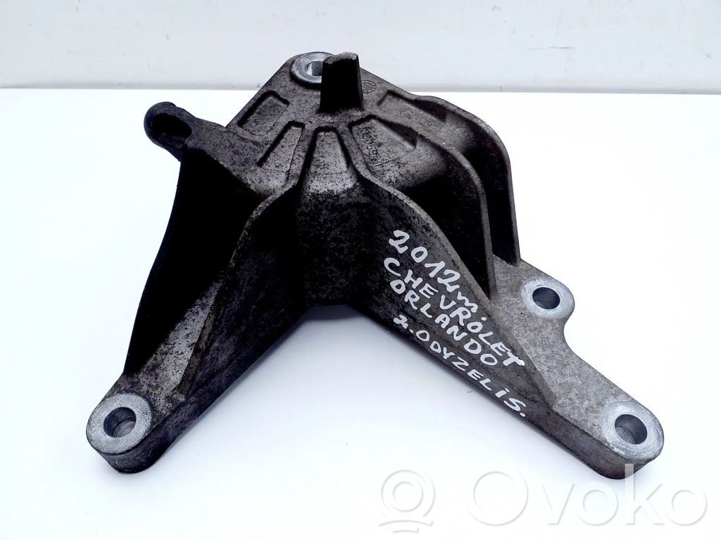 Chevrolet Orlando Gearbox mounting bracket 