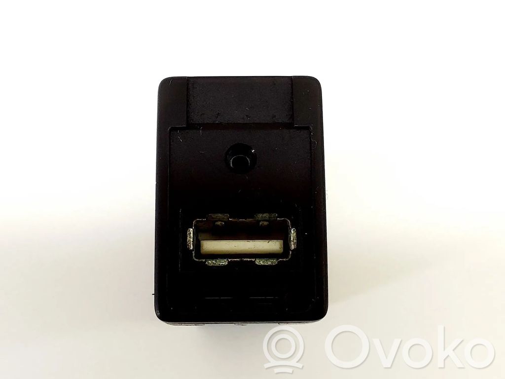 Toyota Yaris Enchufe conector entrada auxiliar 