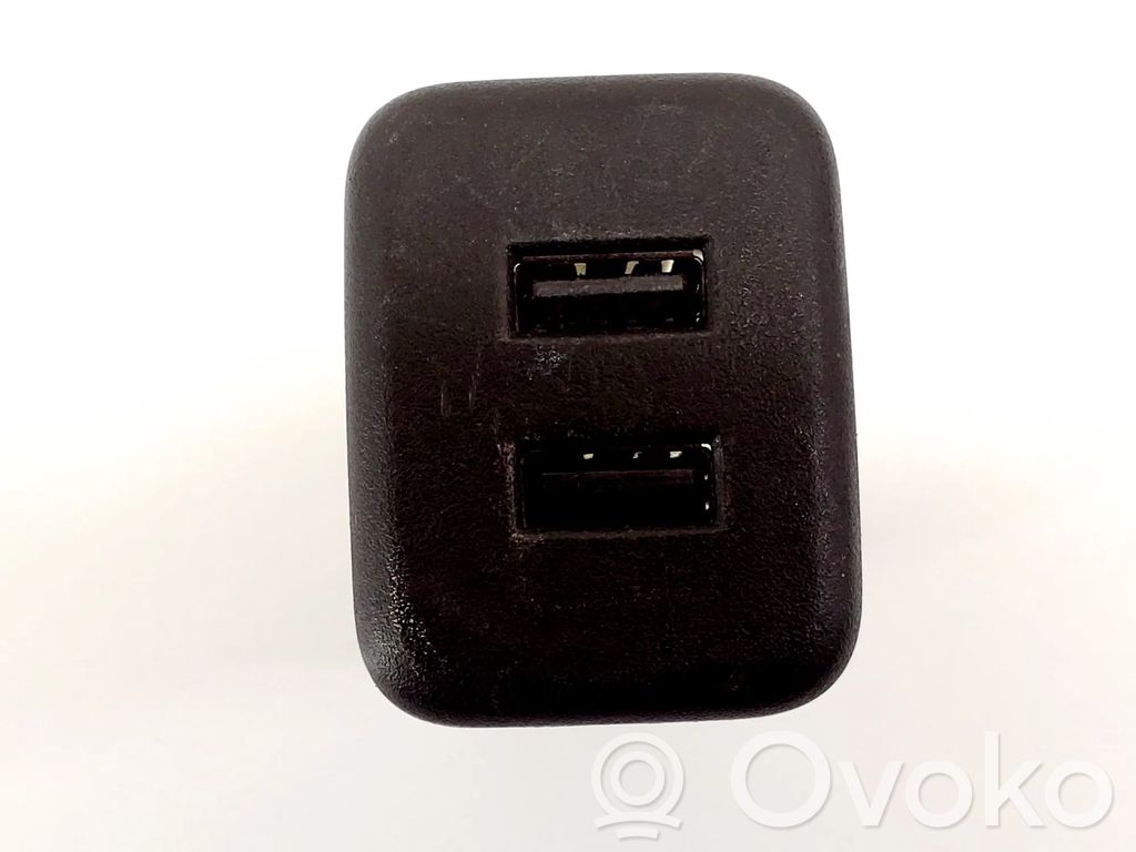 Opel Astra K Enchufe conector entrada auxiliar 