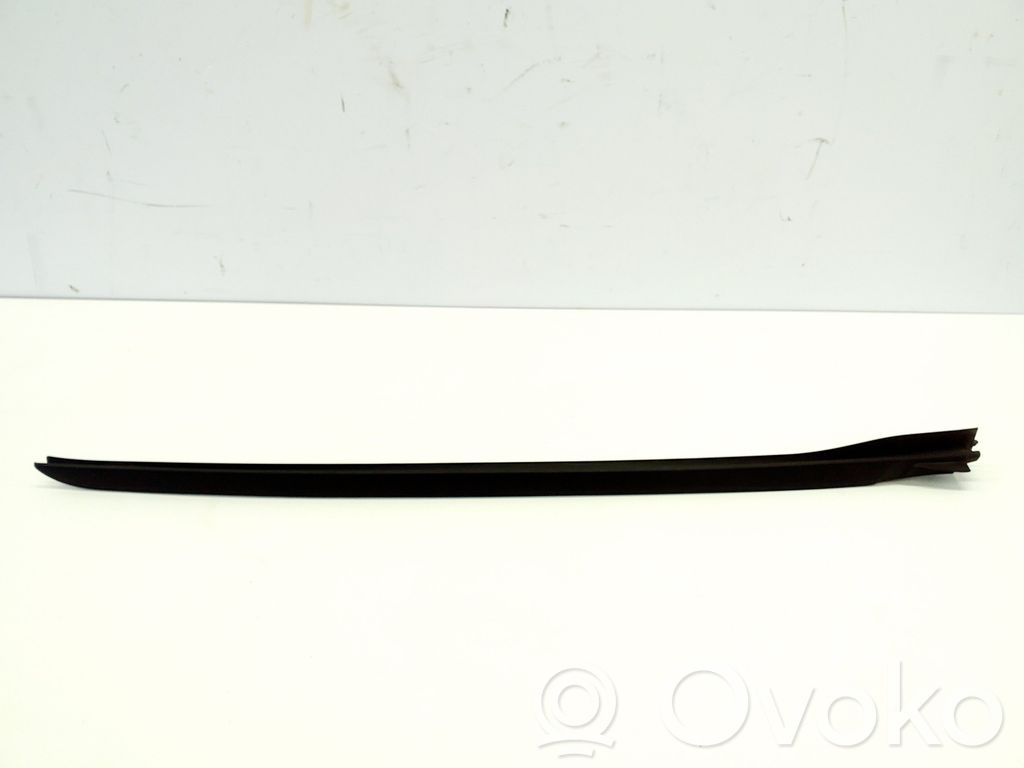 Windshield trim   7933088