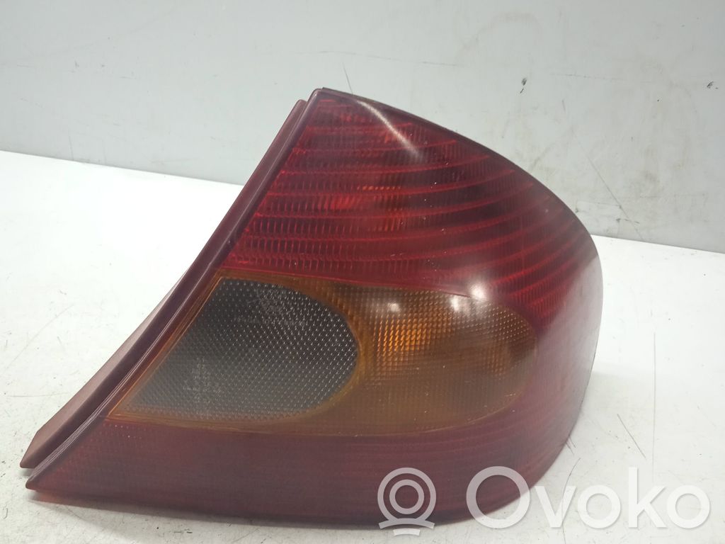Ford Mondeo MK II Aizmugurējais lukturis virsbūvē 