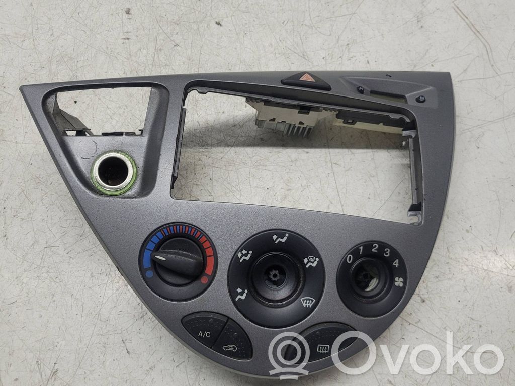 Ford Focus Radio/GPS head unit trim 