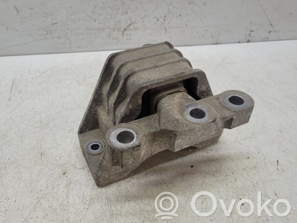Engine mount bracket   V04655