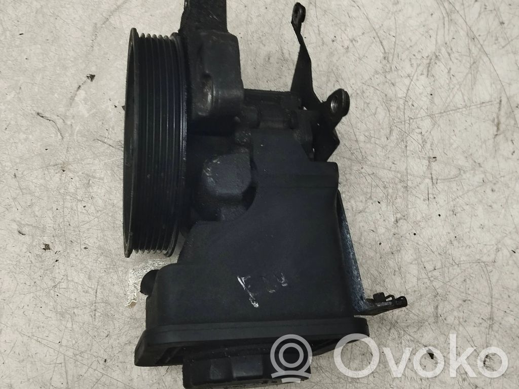 Ohjaustehostimen pumppu   0660