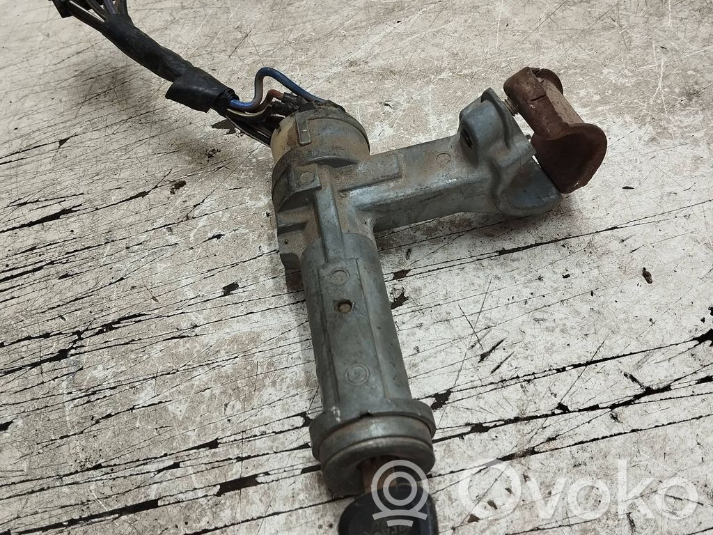 Toyota Corolla E90 Užvedimo spynelė 