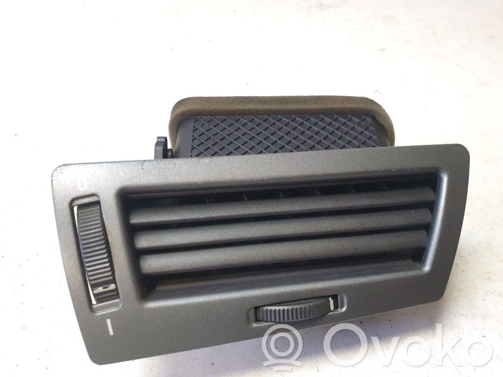 BMW 7 E65 E66 Lango oro grotelės 
