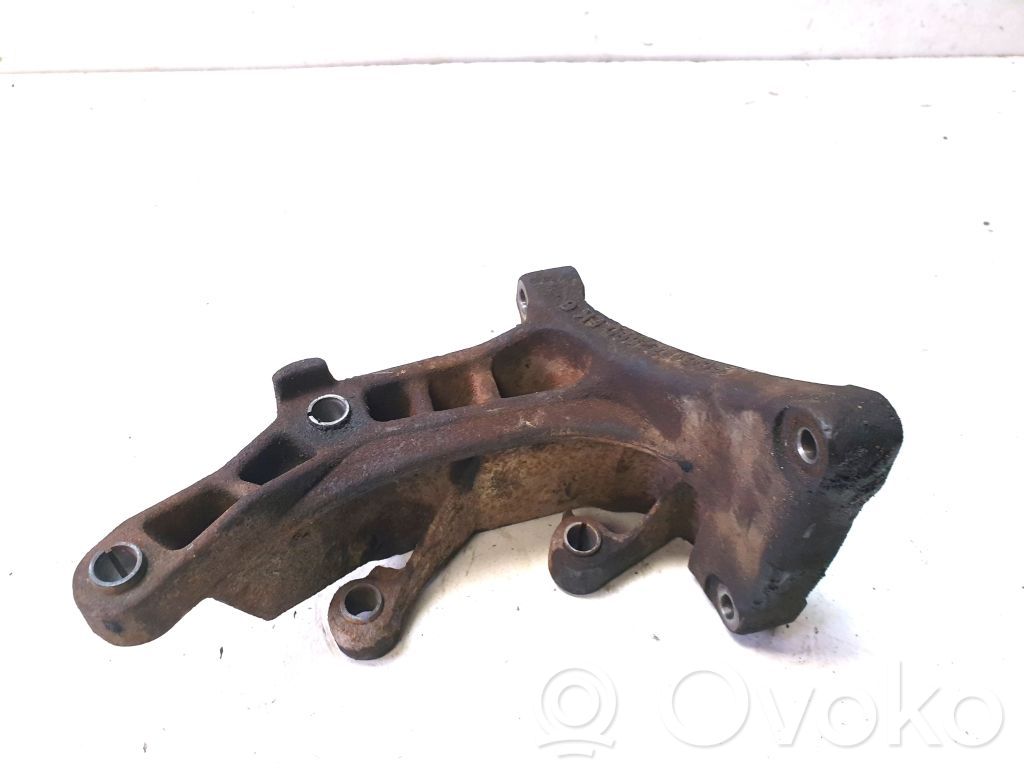 Peugeot 407 Engine mounting bracket 