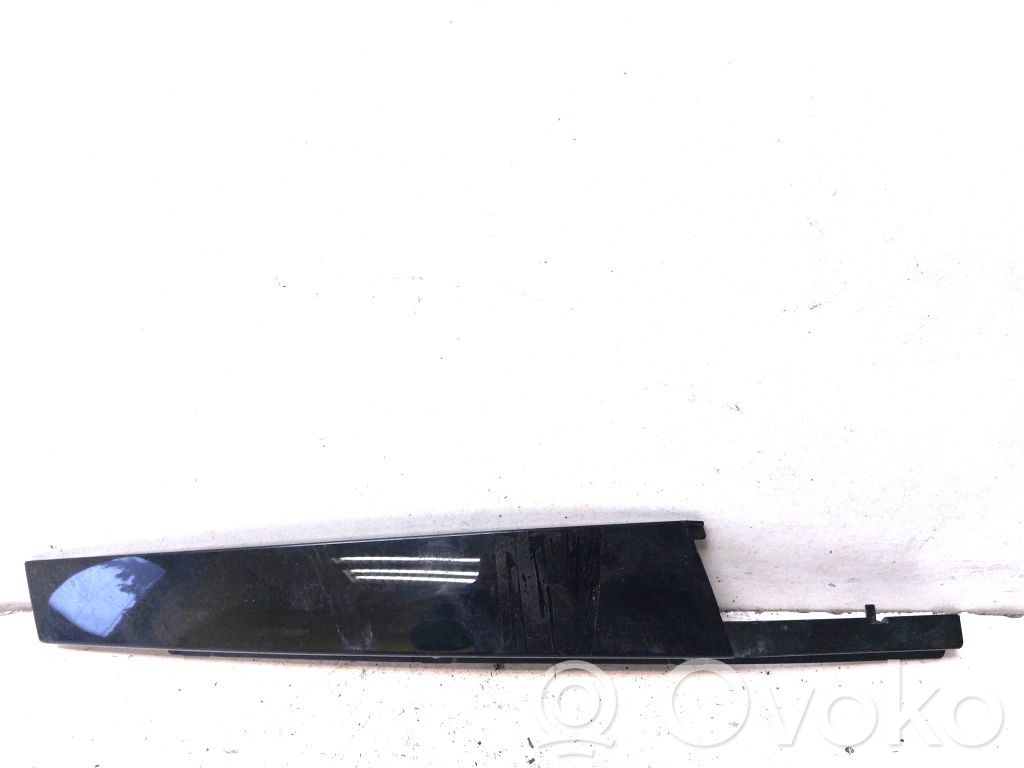 Audi A4 S4 B9 Listwa / Uszczelka szyby drzwi przednich 