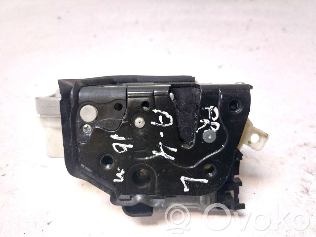 Audi A4 S4 B9 Priekšpusē slēdzene 